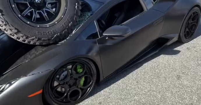 Elle roule sur une Lamborghini avec son pick-up