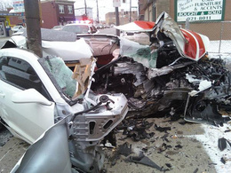 Incroyable crash d’une Chevrolet Camaro coupée en deux par un poteau : le conducteur est indemne