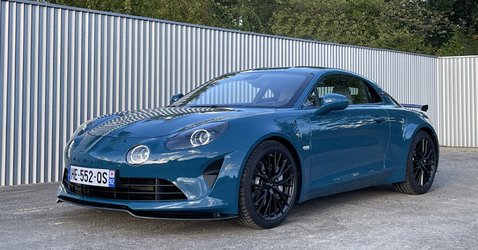 L’Alpine A110, cette voiture de sport française surdouée, ne sera bientôt plus fabriquée, mais il est encore possible d’en acheter