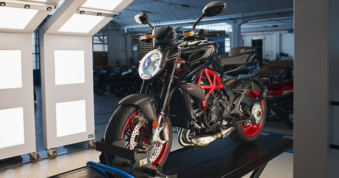 MV Agusta Brutale 800 Nero Carbonio : un robe inédite pour le roadster italien