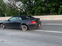 Il prend l'autoroute avec sa BMW sans pneu