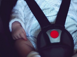 Une mère jugée coupable des blessures de sa fille installée dans un siège auto inadapté