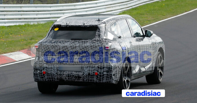 Une autonomie proche des 1 000 km pour le futur BMW iX5 qui bénéficiera d’une architecture électrique 800 volts pour des temps de recharge courts.