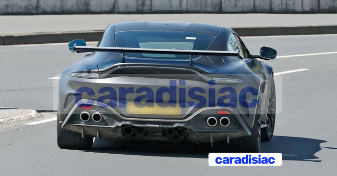 Huit sorties d’échappement pour une future Aston Marin Vantage « RS », ou s’agit-il d’un simple artifice pour camoufler la vraie nature de cette auto ?