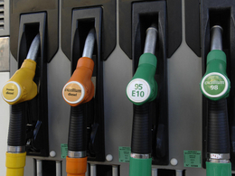 Prix à la pompe: sous la baisse, les taxes