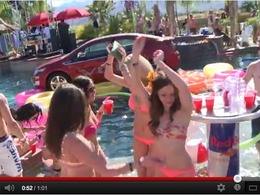 Chevrolet Volt et bikinis