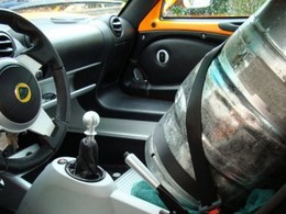 Boire ou conduire ( en voiture de sport ), il faut trouver de la place...