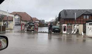Tesla installe ses nouveaux Superchargers au circuit du Nürburbring