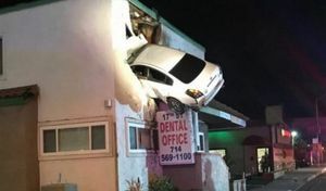 Insolite : la voiture décolle et finit dans le 1er étage d'un bâtiment
