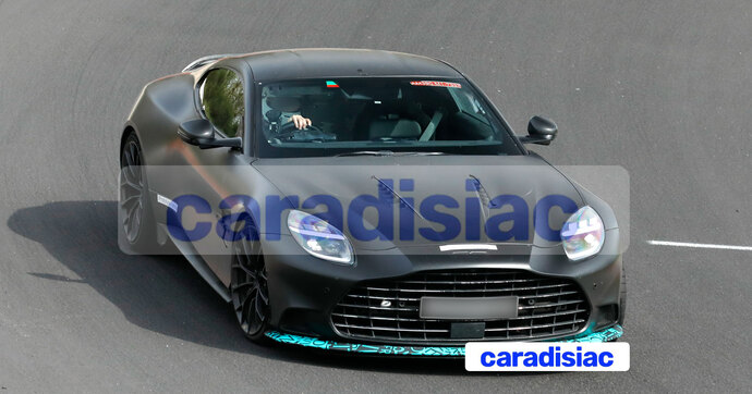 En pleine séance de développement, un prototype de la future Aston Martin Vanquish S se fait surprendre sur le circuit allemand du Nürburgring.