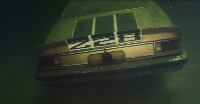 Avec son drone aquatique, il tombe sur une voiture de collection perdue au fond d'un lac