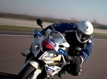 Police: pendant qu'on limite un peu plus la vitesse les flics font les beaux en S 1000RR !