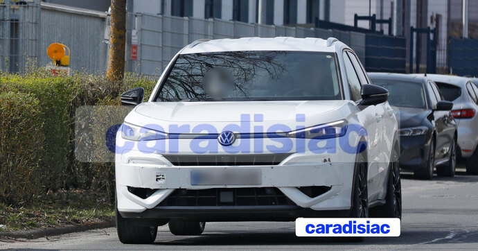 Phase de tests pour la version sportive du SUV T-Roc, le Volkswagen T-Roc R est sur le circuit du Nürburgring. Le SUV VW est à l’attaque !