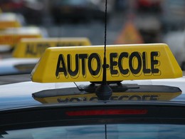 Il se rend à l’auto-école… en voiture !