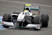 F1: Essais à Jerez-J1: Rosberg réalise le meilleur temps sous la pluie.