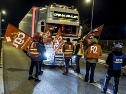Salaires : les routiers réinstallent leurs barrages