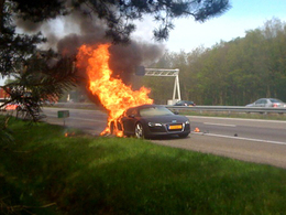 Une Audi R8 prend feu sur une route néerlandaise