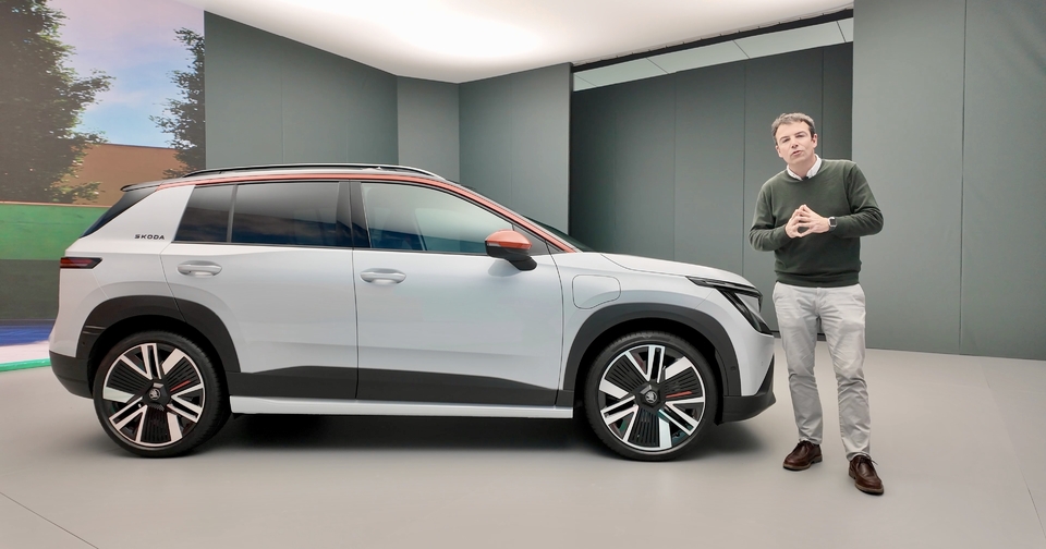 Skoda Epiq vue de trois-quarts avant, crossover électrique compact couleur gris métallisé