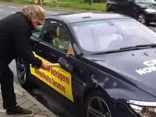 Un client mécontent détruit sa BMW devant le salon de Francfort !