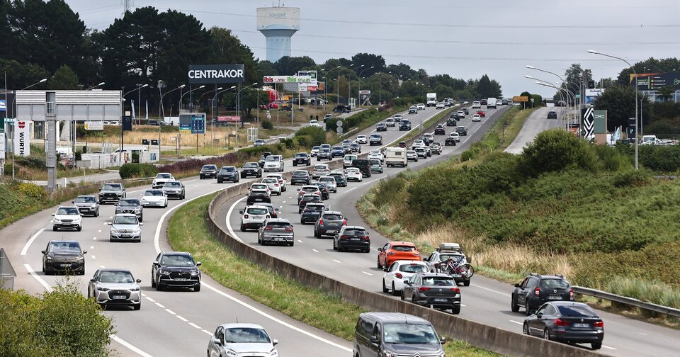 Véhicule-radar banalisé en circulation sur une route.