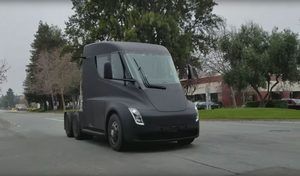Tesla : le Semi surpris dans la rue !