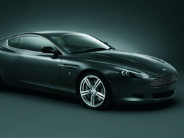 Tombée de sa fenêtre, elle est sauvée par une Aston Martin DB9