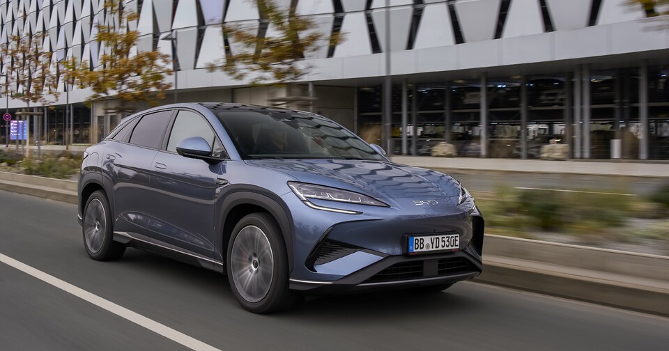 Véhicule électrique BYD certifié occasion présenté en concession