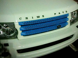 Insolite : un Range Rover Sport qui assume son coté bling bling, sulfureux et décadent