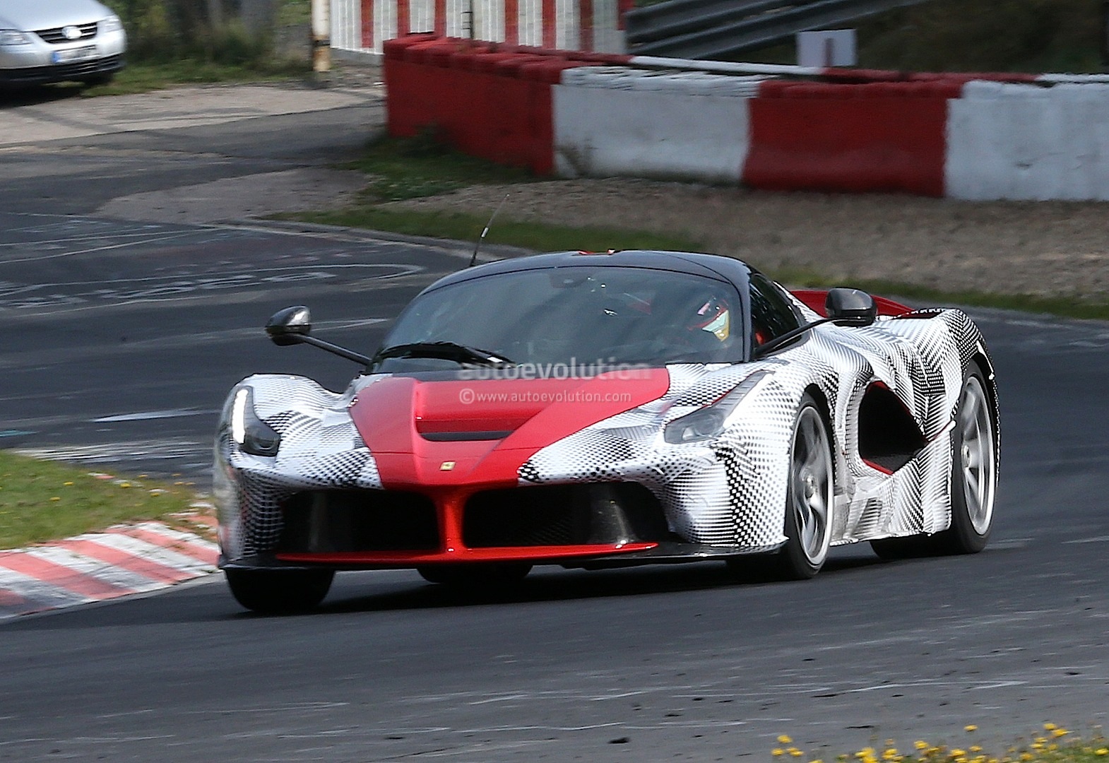 Ferrari relève le gant et envoie LaFerrari sur le Nürburgring [vidéo]