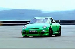 A partir de quel âge peut-on mettre une Porsche 997 GT3 RS en glisse? Réponse en vidéo : 10 ans