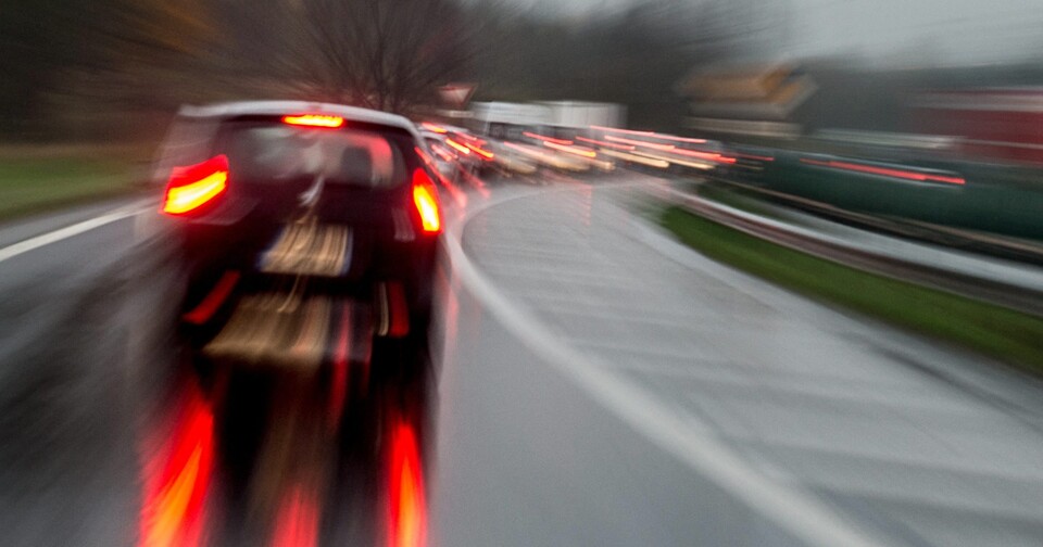 Vue avant d'une voiture moderne montrant les feux stop et le système de freinage automatique d'urgence