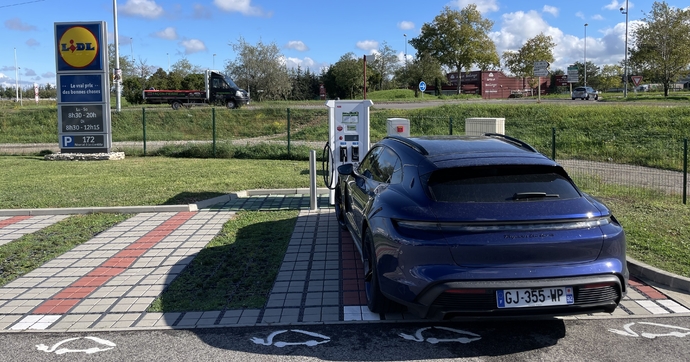 Voitures électriques : un pacte à 240 000 bornes pour brancher la France d'ici 2030