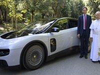 À propos du design clivant de la Ferrari Luce, le Pape Léon XIV n’a pas dit ce qu’il en pensait, contrairement à la patronne de BYD