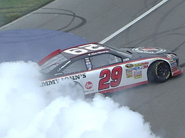 Nascar-Fontana: Et un Hold-up pour Harvick, un !