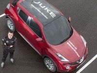 Le Nissan Juke établit un record du monde demi-tour au frein à main et à l'aveugle