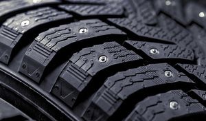 Les pneus cloutés, l'arme ultime sur la route en hiver