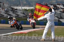 Réponse à la question du jour n° 134 : en course sur circuit, que signifie l’agitation du drapeau « espagnol » ?