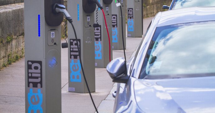 Le succès des bornes de recharge parisiennes va-t-il siffler la fin des voitures ventouses ?
