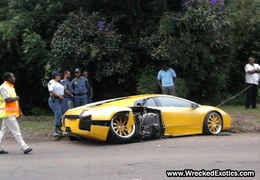 Surréaliste : un tueur à gages crashe sa Lamborghini Murcielago dans une Ferrari F430 pendant un mariage