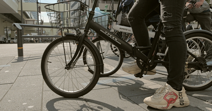Même à l’autre bout du monde, la cohabitation entre piétons et vélos est compliquée