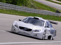 Plus haut, plus fort : la Volvo S60 BTCS à moteur V8