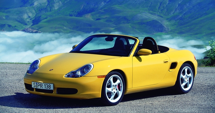 Le Porsche Boxster fête ses 30 ans à Deauville entre les planches et un bulldog