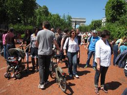 Reportage sur les Champs-Élysées : Nature et transports alternatifs virent les voitures pendant 3 jours !