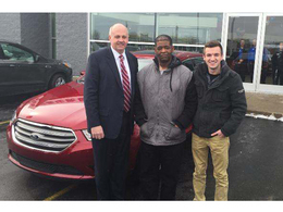 Insolite : un homme qui parcourait 30 kilomètres à pieds par jour pour travailler reçoit une Ford Taurus