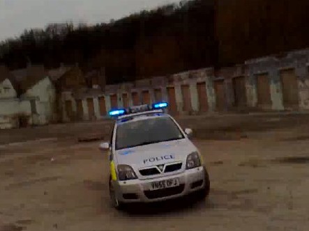 [Vidéo] Il se fait filmer en train de tirer des freins à main avec la voiture de police qu'il vient de voler