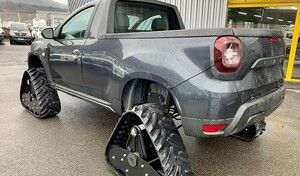 Un Dacia Duster pick-up équipé de chenilles