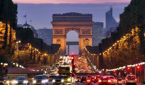 Une piste cyclable sur les Champs-Élysées avant la fin de l'année