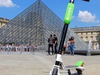 Paris : les trottinettes électriques devront être laissées sur... les places de parking