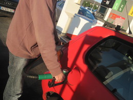Prix du carburant : Eric Besson et les pétroliers se renvoient la balle