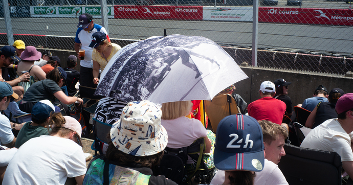Les 24-Heures du Mans côté fauteuils pliants et ombrelles